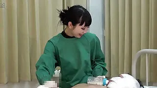 日本人女性医師が患者と年齢プレイをする