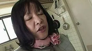 La madura morena asiática con una vagina muy peluda, Makiko Nakane, se divierte con un chico.
