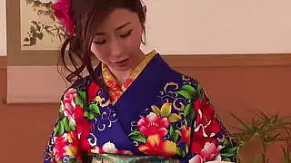Kimono giymiş baştan çıkarıcı Japon kadın kamerada ateşli bir oral seks yapıyor.