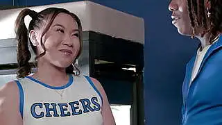 Schwarzer Ausrüstungsmanager bringt koreanische Teenager-Cheerleaderin zum Spritzen