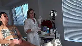 Азиатская красавица сделала эпиляцию лица воском.