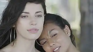 Adolescentes lesbianas asiáticas y rusas de baja estatura posando al aire libre