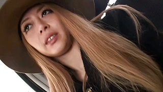 Chica rubia japonesa disfruta de sexo oral y penetración vaginal profunda para una eyaculación interna caliente.