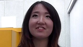 アジア系の10代の少女がパンティーを見せる